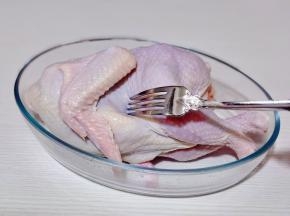 用食品叉扎出孔。（便于腌制时入味）