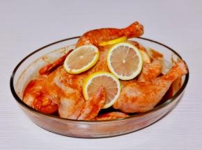 放上柠檬片，葱姜蒜香菜塞进肚子里，腌制过夜。