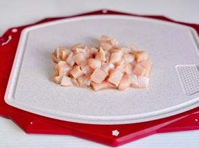 鸡胸肉洗净切小块。