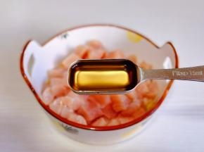 放入器具中加入料酒。