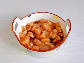 抓拌均匀腌制10分钟。