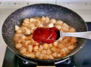 再加入辣椒酱。