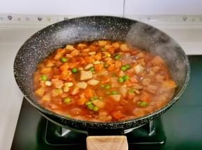 加入时蔬煮至断生。