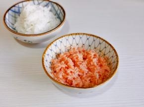 两份米饭，一份拌上番茄酱。