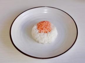 番茄饭做圣诞老人的脸，白米饭做胡须。