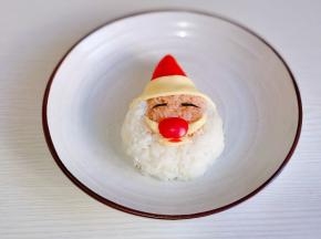 组装上帽子，胡须，眼睛，嘴巴和胡须用芝士片剪出形状，包括帽子边。