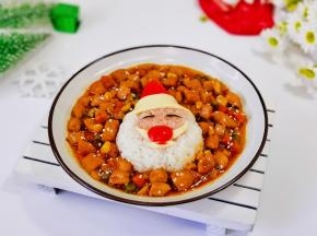 把辣酱鸡丁盛入圣诞老人一圈，撒芝麻就好啦！