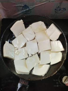 起锅烧油，嫩豆腐切成块，放进平底锅里中小火慢煎！（没有平底锅的也可以用电饼铛来做！）
