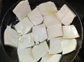 起锅烧油，嫩豆腐切成块，放进平底锅里中小火慢煎！（没有平底锅的也可以用电饼铛来做！）