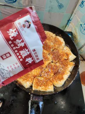 撒上适量的烧烤料！