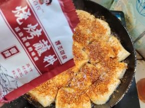 撒上适量的烧烤料！