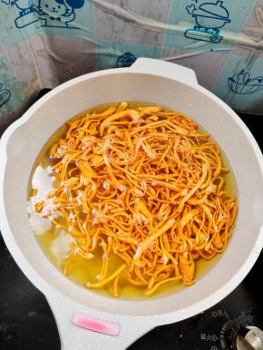 虫草花焯水1分钟，捞出沥干水分备用！