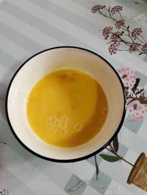 鸡蛋打散备用！