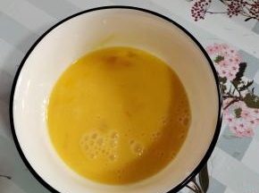 鸡蛋打散备用！