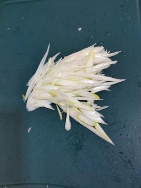 大葱切成丝备用！