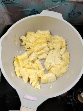 起锅烧油，放入蛋液炒散！