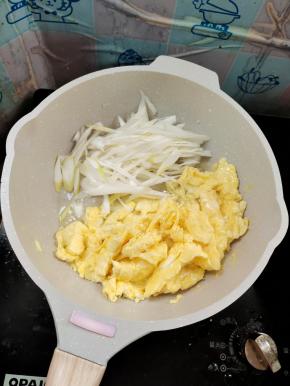 放入葱丝煸炒出香味儿！