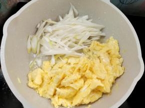 放入葱丝煸炒出香味儿！