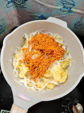 放入虫草花翻炒均匀！