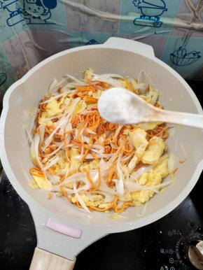 加入适量的盐调味儿！