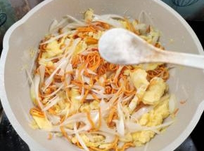 加入适量的盐调味儿！