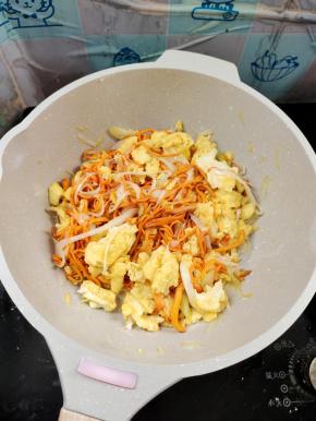 起锅前放入少许鸡精翻炒均匀即可！