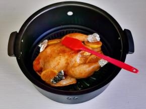 30分钟后取下油纸，翅尖与腿根包上锡纸，刷上腌制剩下来的腌料，150度烤20分钟。（注意观察颜色，必要时加盖锡纸）