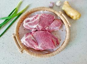 准备新鲜的猪肉，最好选择梅花肉。