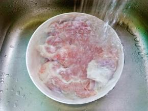 梅花肉用清水多浸泡几次，去除血水。