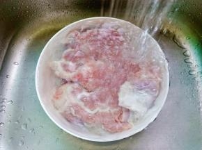 梅花肉用清水多浸泡几次，去除血水。