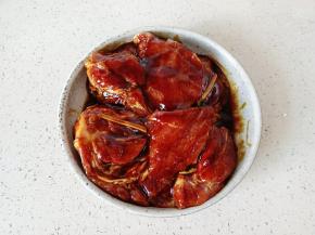 抓拌均匀腌制一晚更加入味。