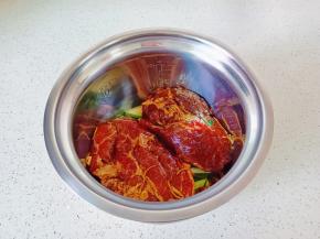 放上腌制好的肉与汤汁。