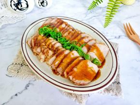 肉晾凉后再切片，淋上浓郁的汤汁，谁吃都翘大拇指！