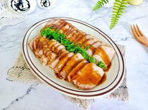 肉晾凉后再切片，淋上浓郁的汤汁，谁吃都翘大拇指！