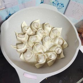 起锅烧油，放入包好的饺子！调小火煎至！