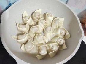 起锅烧油，放入包好的饺子！调小火煎至！
