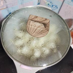 倒入少许的清水（水刚好把饺子底部淹没住就可以了！），盖上盖子，小火焖4分钟左右！饺子里面的肉馅就熟了！