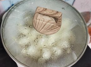 倒入少许的清水（水刚好把饺子底部淹没住就可以了！），盖上盖子，小火焖4分钟左右！饺子里面的肉馅就熟了！