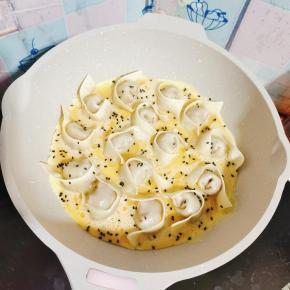 把搅拌好的蛋液，淋在饺子上，撒适量的黑芝麻！