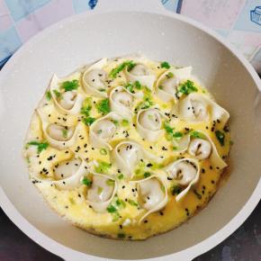 等到蛋液表面凝固，撒适量的葱花即可食用！（记得这道鸡蛋抱饺全程要小火来操作哦！）