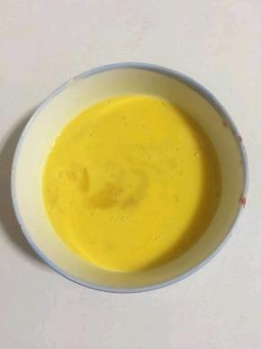 鸡蛋磕入碗中，加少许盐，把鸡蛋充分打散！