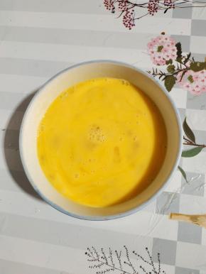 鸡蛋磕入碗中，打散备用！