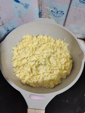 起锅烧油，倒入蛋液，用筷子快速翻动，把蛋液炒散成小碎块儿，晾凉备用！