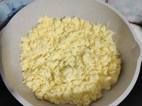 起锅烧油，倒入蛋液，用筷子快速翻动，把蛋液炒散成小碎块儿，晾凉备用！