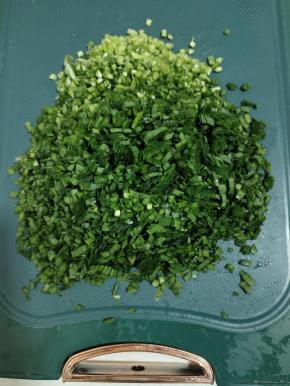 韭菜洗净晾干水分切成末！