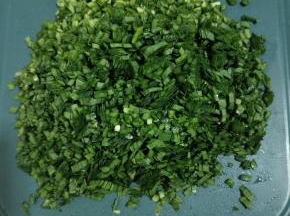 韭菜洗净晾干水分切成末！