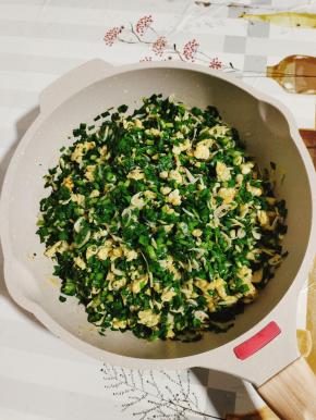 再放入适量的香油搅拌均匀！锁住水份！