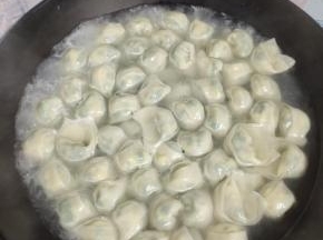 水开，饺子下锅，煮至饺子全部漂浮起来，点少许冷水，再次煮开漂浮起来，饺子就熟了！（韭菜鸡蛋虾皮饺是素馅儿，点一道冷水就可以了！如果是肉馅儿饺子就需要点两道冷水！）