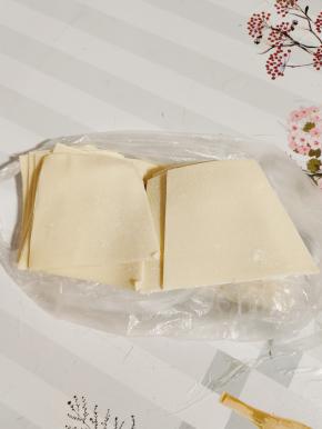 在压面店买的现成的饺子皮，有时间的可以自己擀饺子皮哦！