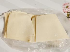 在压面店买的现成的饺子皮，有时间的可以自己擀饺子皮哦！